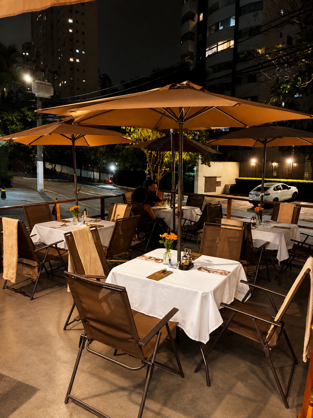 Ambiente externo da Asafood House à noite