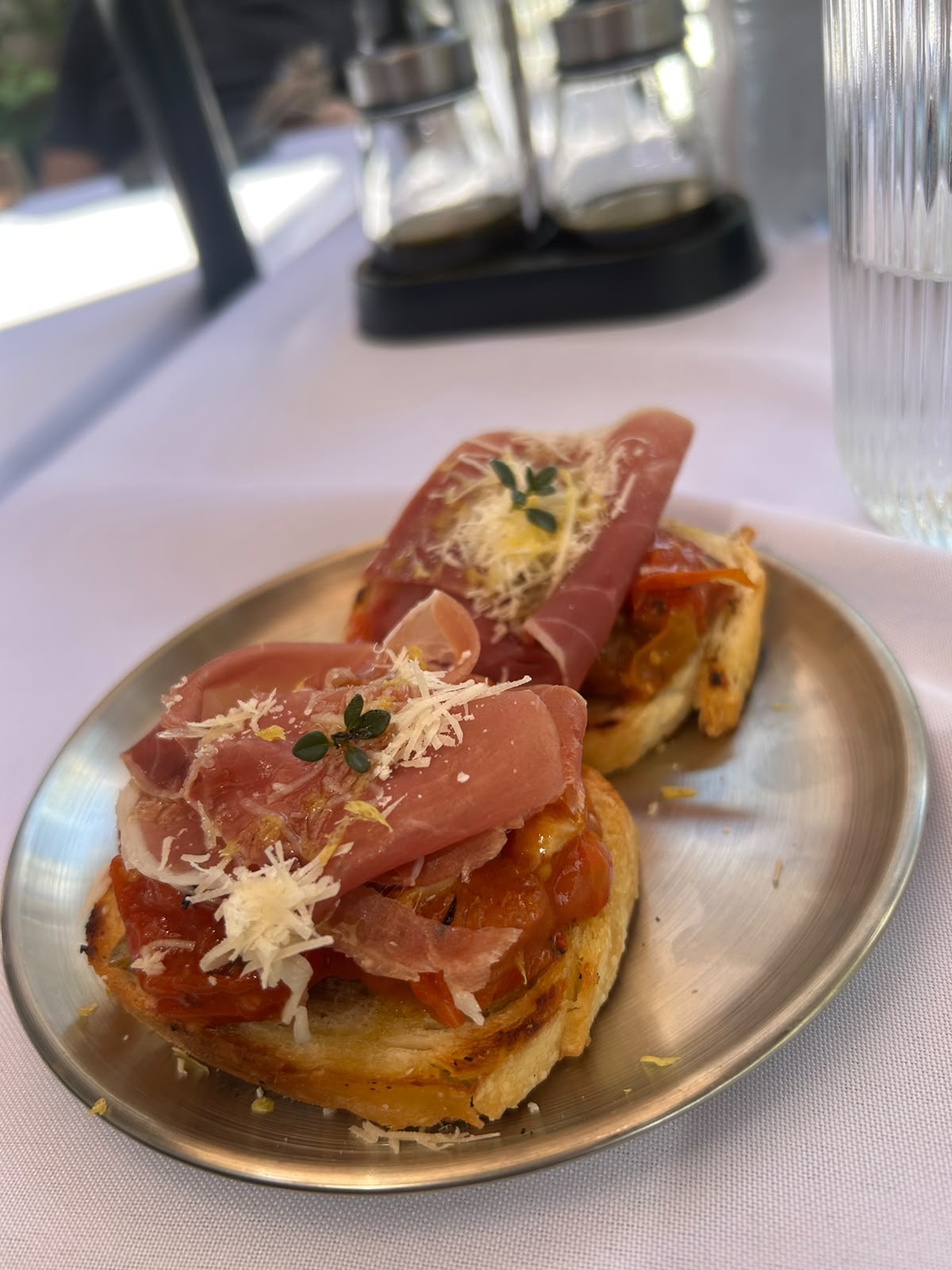 Bruschetta da casa servida à mesa