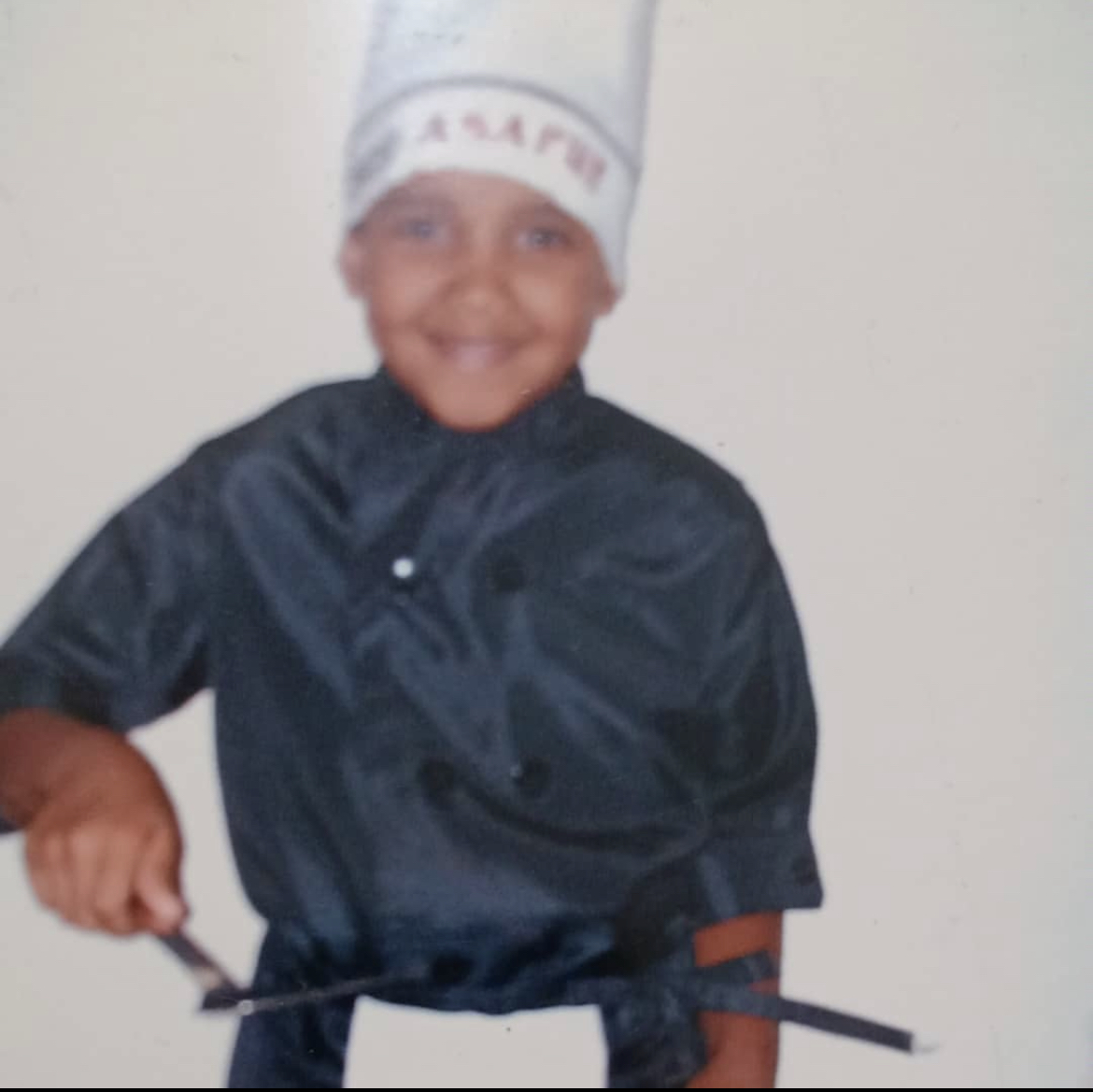 Asaphe B.B ainda criança, vestido como chef de cozinha